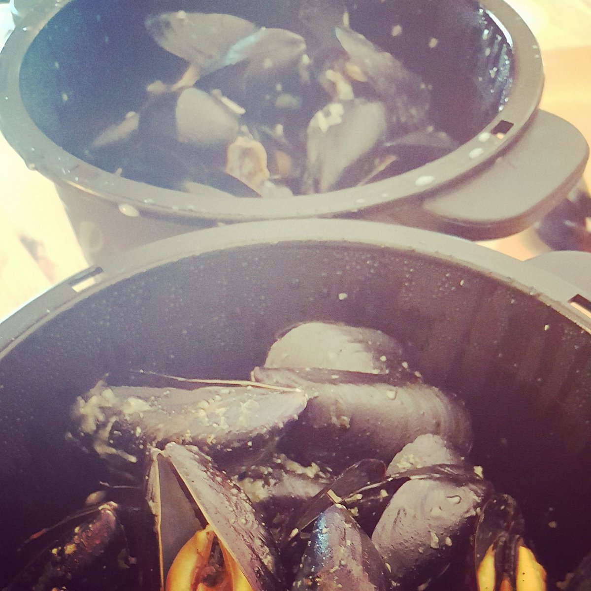 SportBuzzBizz's tweet photo. Ce soir on fait dans le cliché pour encourager #BEL avec #LeonBox https://t.co/K834lauzeB #HUNBEL #Euro2016 #moules https://t.co/MYTNPqcEPe