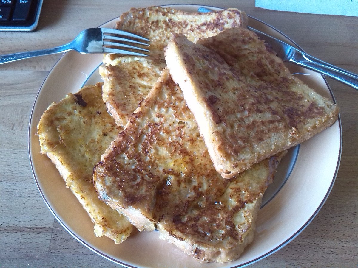 bikeAlottle's tweet photo. Think I'll call my dinner Tea tonight #moreappropriate #frenchtoastwithchilihoney #strawberries #lemoncakefordessert https://t.co/n9xTW7Gi2A