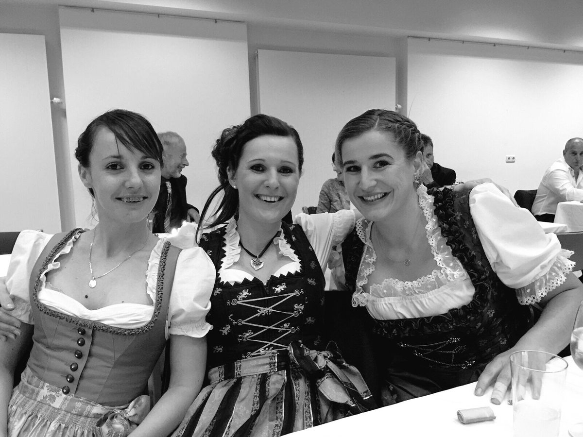 GarstigsWeibi's tweet photo. dirndl trioo 😍 https://t.co/qF7ncYdle3