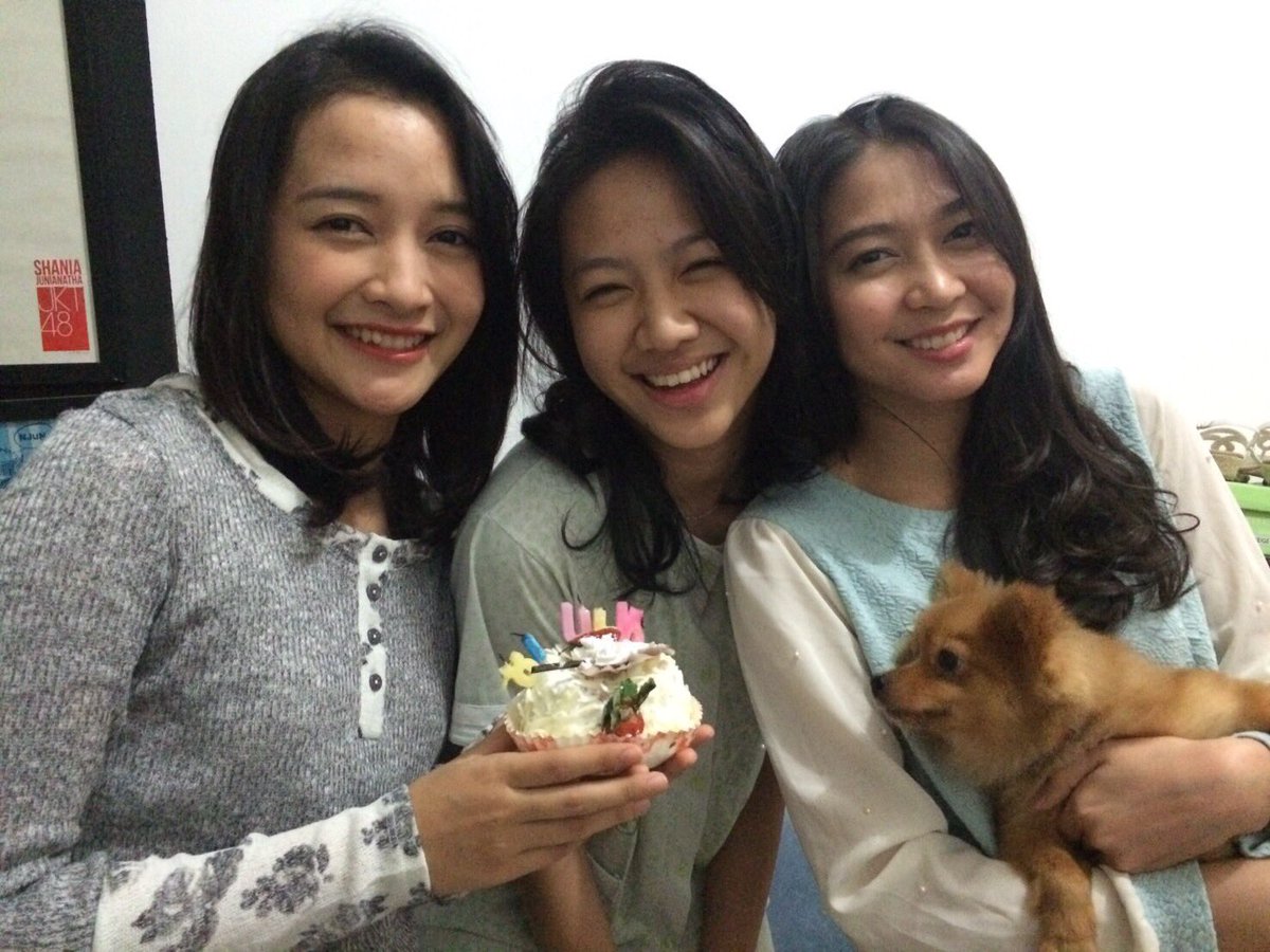 Kaget udah tidur tiba-tiba ada yang masuk kamar nyanyi... Makasih ya kakak2ku seneng banget terharu sekali!