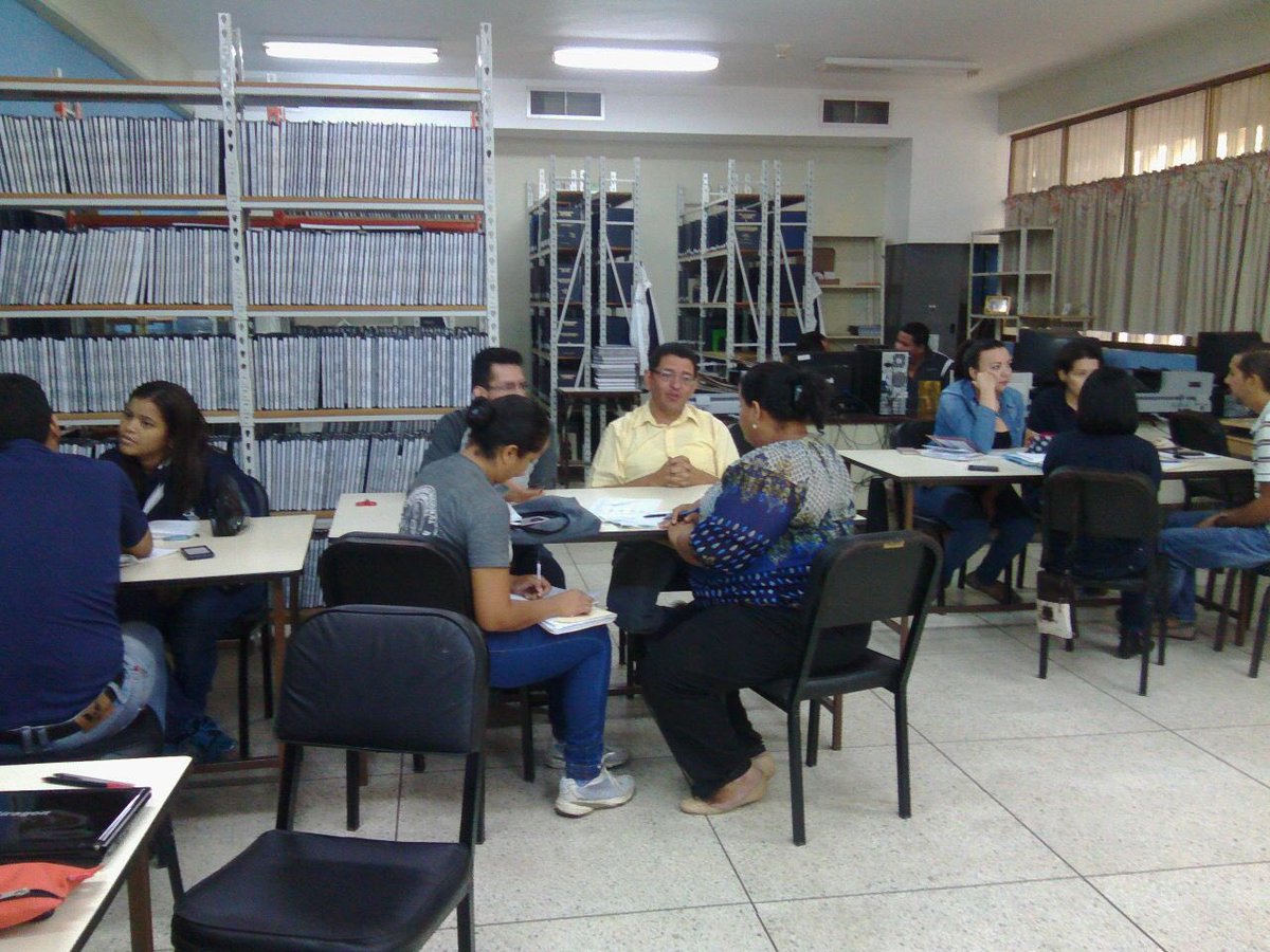 PPR_UNEFM's tweet photo. Taller de metidos en investigación dictado por profesores del @AreaCsEduc  a profesores de PPR https://t.co/uU4HIL5SCJ