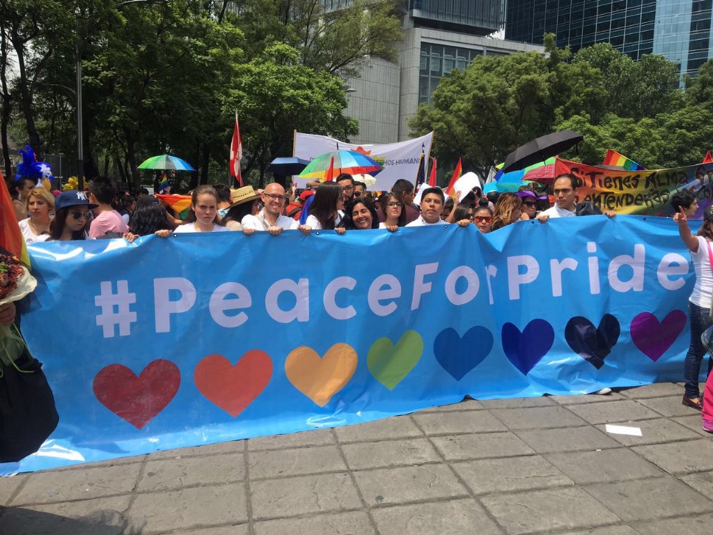 jerotomz's tweet photo. Contraste de clima, de ayer a hoy, con el contingente blanco de @Peace4Pride, ánimo súper colorido #Peace4Pride https://t.co/rBSOorgjsq