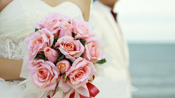 WeddingEasy's tweet image. Buy in season flowers #WeddingBouqet
