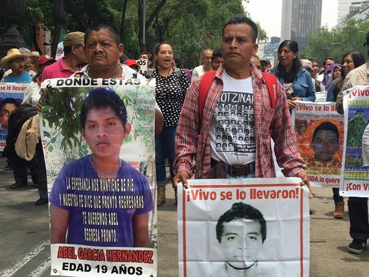Resistencia_M10's tweet photo. Inicia con atraso la marcha #Ayotzinapa, debido al mitin anterior. #Ayotzinapa21meses #NiPerdónNiOlvido #26jun2016 https://t.co/DkKHw1Khjg