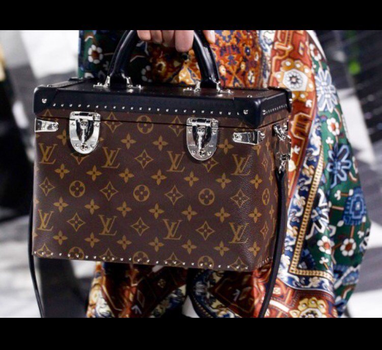 upperclassprobz's tweet photo. Googling pics of #louisvuitton bags so hubby can buy the right one #notevenmybirthday #lucky https://t.co/RwsX9yNS4Z