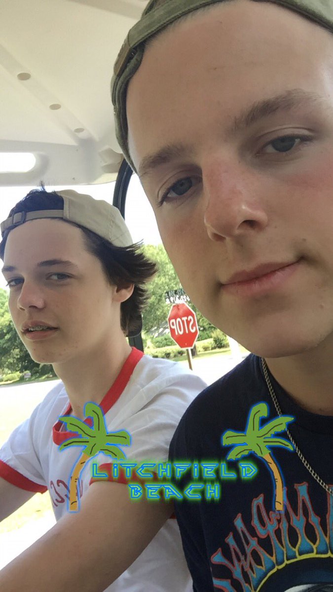 natexknox's tweet photo. Hunter has a wind blown effect and my forehead is still the majority of my face https://t.co/WtIJhAApHJ