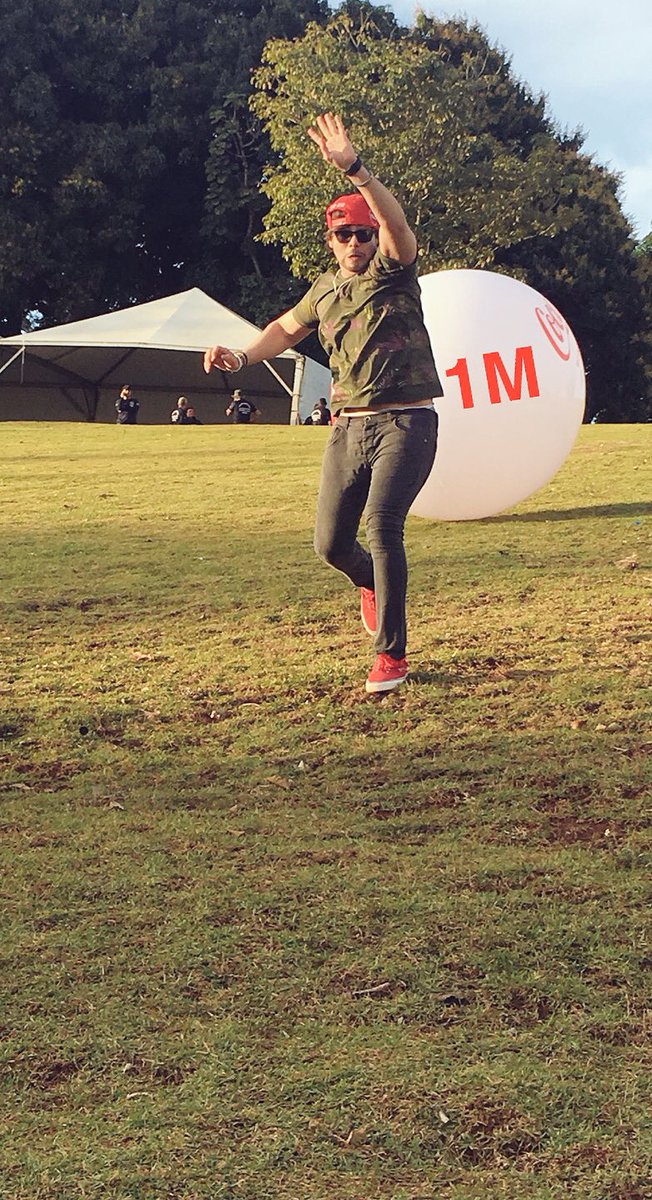 t3ddyyyyy's tweet image. esse 1 milhão de seguidores chegou tão rápido que

obrigado b3ars 🐻💙✨