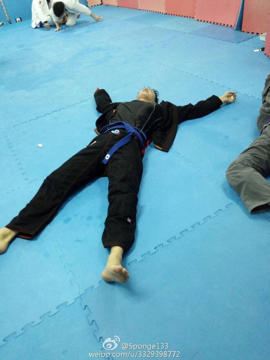 Ajjjjjiang's tweet photo. So hot so tired 😂#heroinwebseries #jingyu #黄景瑜 https://t.co/n4JxAHsHPa