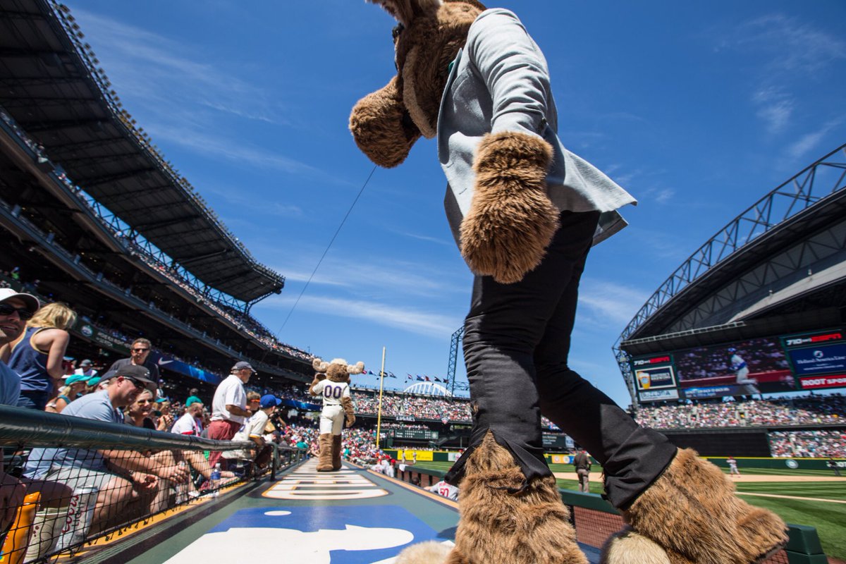 MarinerMoose's tweet photo. Had a blast celebrating (a little later than usual) Father's Day with my #MarinersDad! This guy rocks. https://t.co/7OsNEZRVhv