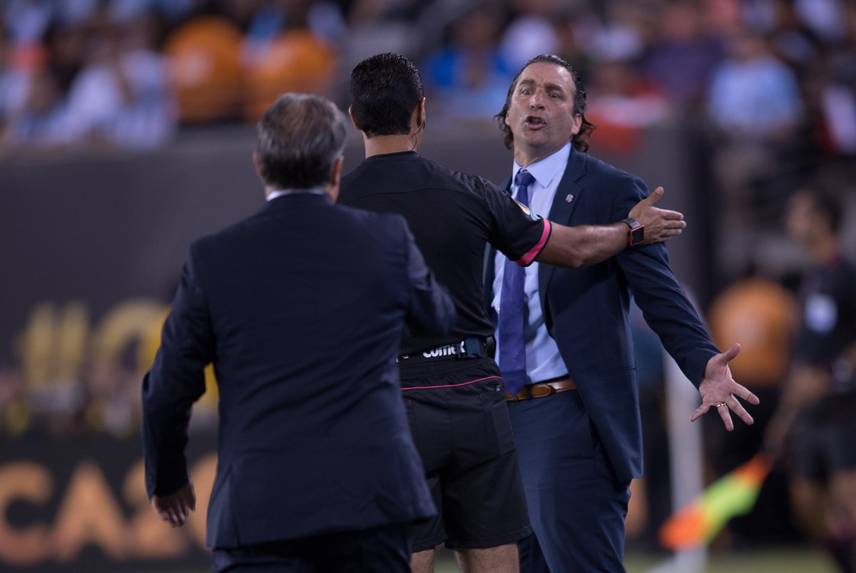 ESPNmx's tweet photo. Pizzi y Martino en el #ARGvCHI, final de la #CA2014 

https://t.co/MMXOtz9HsG (Mexsport) https://t.co/BwjJxpf1iO