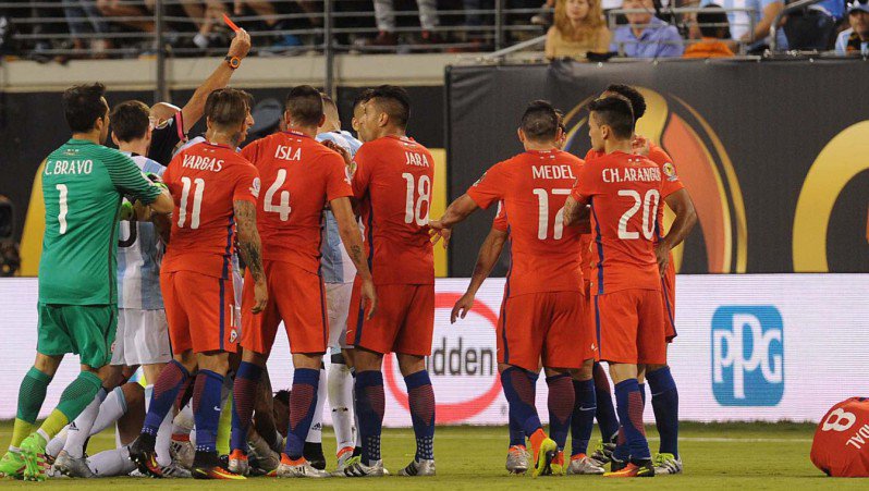 mdzol's tweet photo. Polémica: Lopes le mostró la roja a Aránguiz y no lo expulsó https://t.co/4MfLwRQoW6 #CopaAmerica https://t.co/qpODbXQF3s