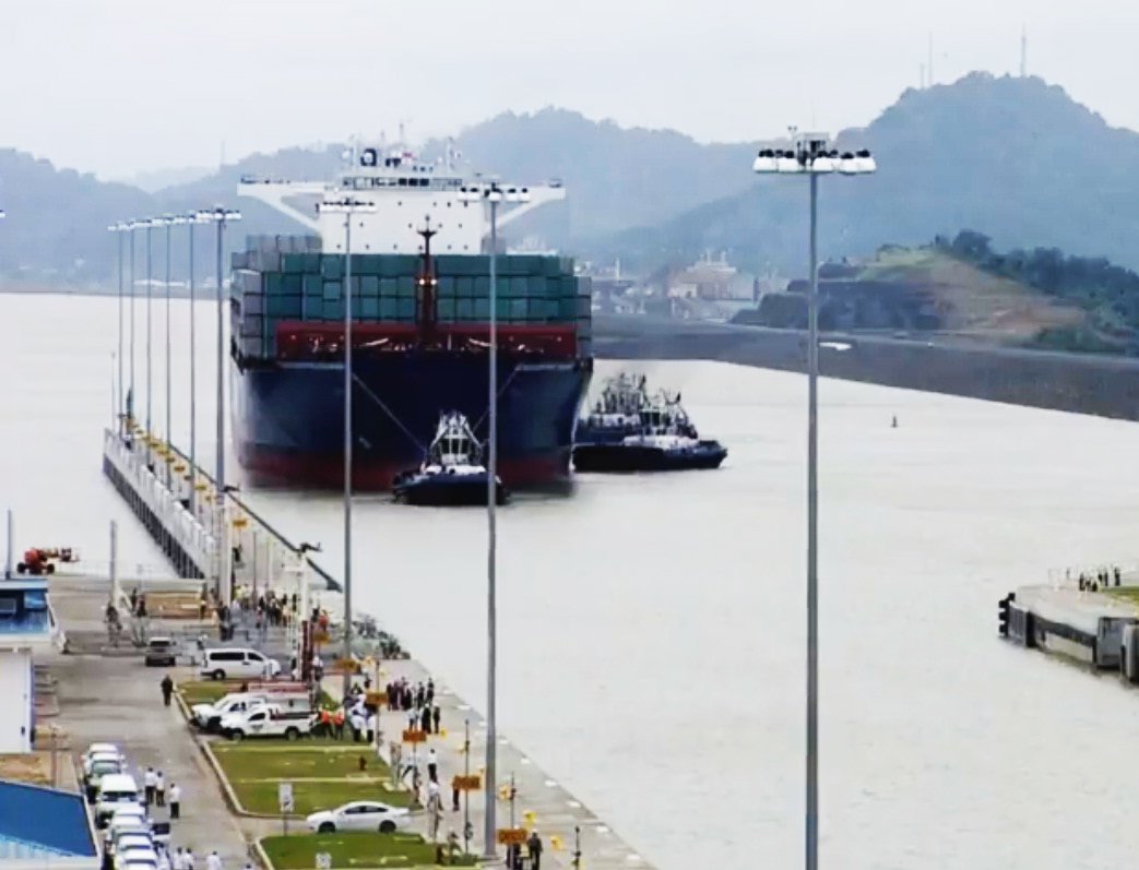 Buque Cosco Shipping Panama ya está en el muro de aproximación de la esclusa de Cocolí.
#CanalAmpliado