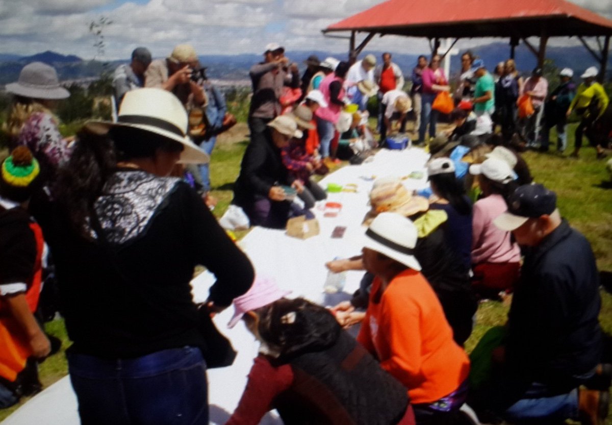 cuencaestodo's tweet photo. Se participa de la Pampamesa ritual donde se comparte alimentos entre las personas sobre un mantel @DCulturaCuenca https://t.co/MNZqRSzGTA