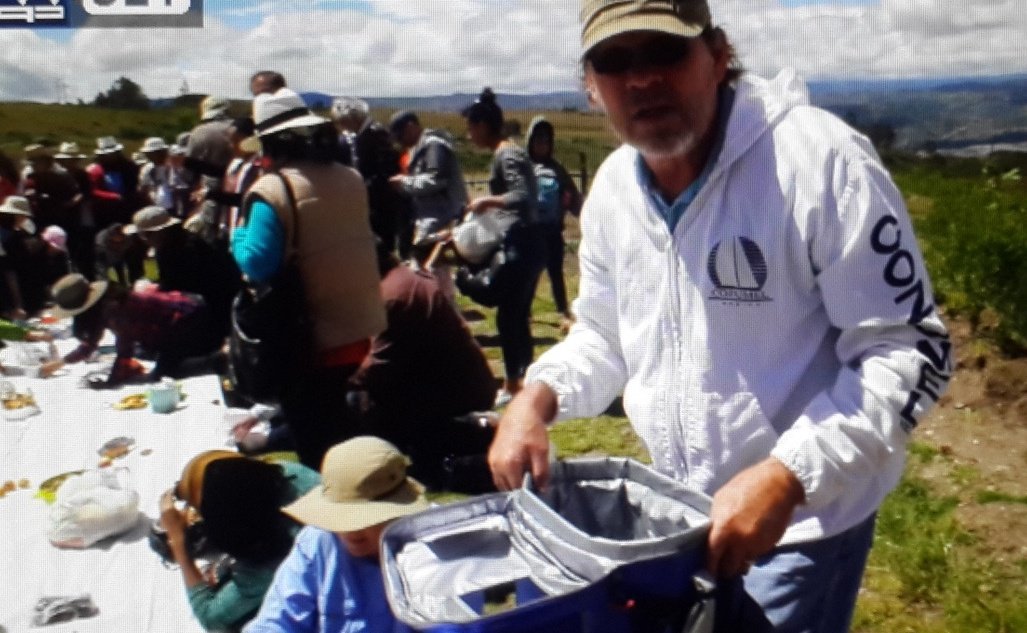 Se participa de la Pampamesa ritual donde se comparte alimentos entre las personas sobre un mantel @DCulturaCuenca