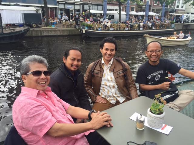 TodungLubis's tweet photo. Leiden di siang hari, ramai, kultural, jazzy, dikelilingi oleh rumah makan lokal yang menggoda lidah. This is summer https://t.co/WQKK35kZjO