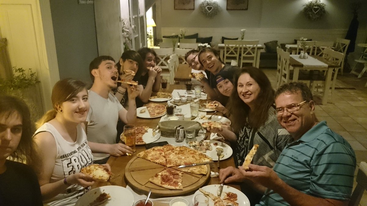 PCG2016's tweet photo. Great way to wrap up #PCG2016 pizza with @MichelleCreber @ShadyVox @Official_Remake #Brony https://t.co/52wHeFS8FU