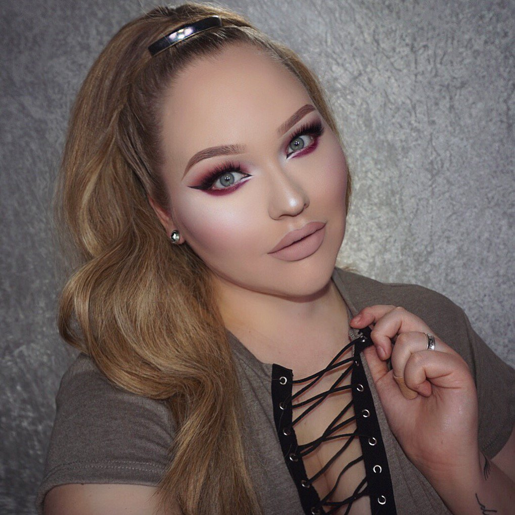 Molly on Twitter: "Only @NikkieTutorials can make even make THIS flawl...