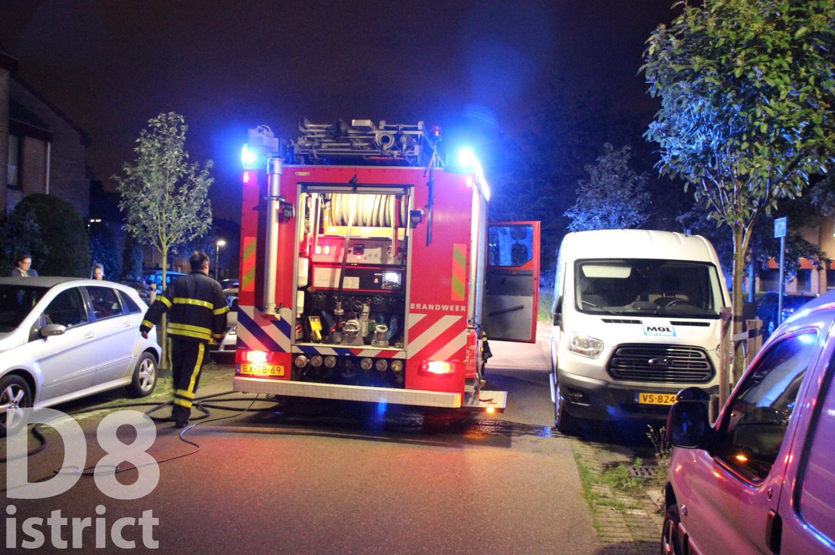 RedactieD8's tweet photo. Brandje geweest in een woning aan de #QANederpelstraat in #DenHaag. De brandweer is de woning aan het ventileren. https://t.co/751hTLclP7