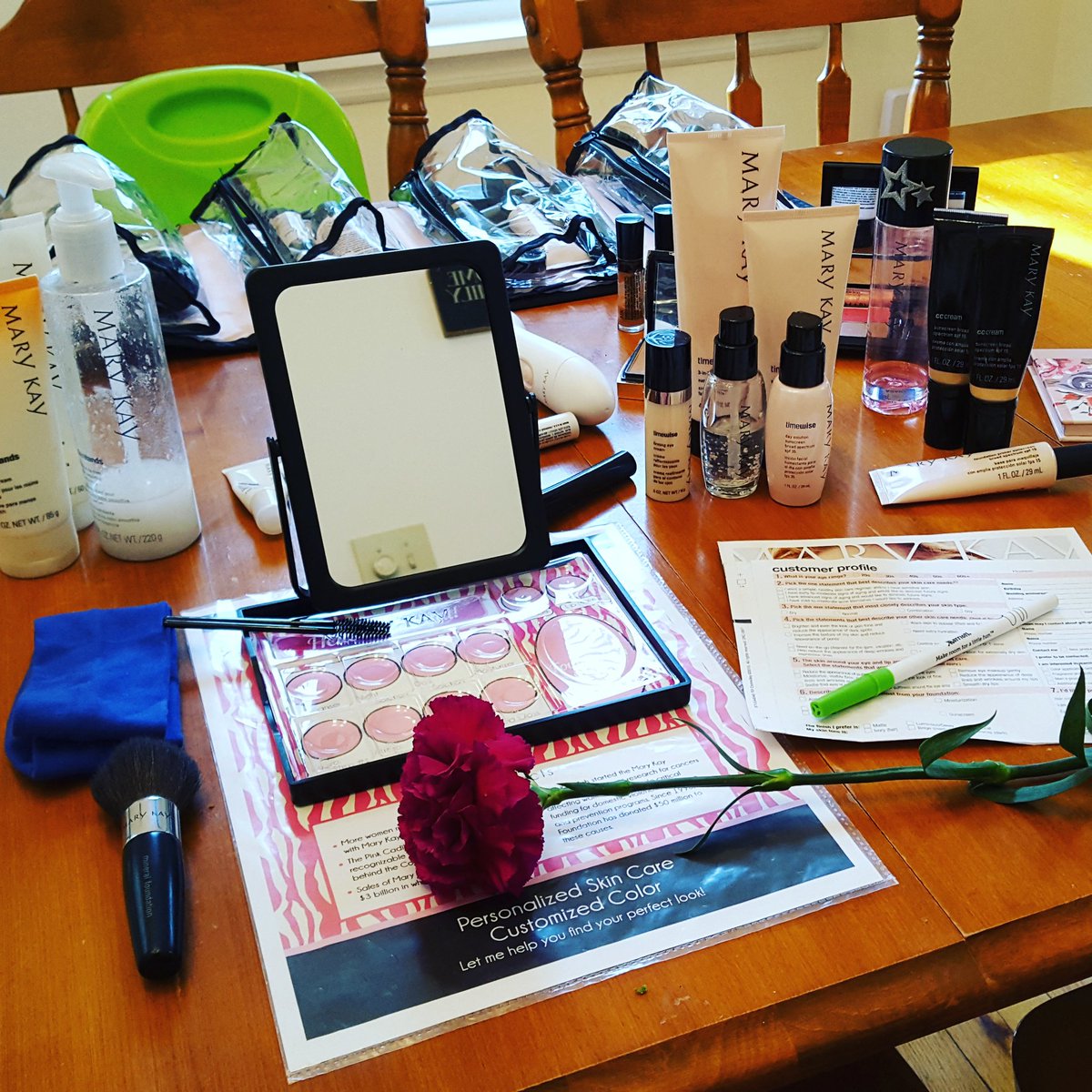 RebeccaAzziMK's tweet photo. Mission tonight: make a woman smile and feel important ππ #ilovemyjob #isitreallywork #MyMKLife https://t.co/vbAO2emJBt