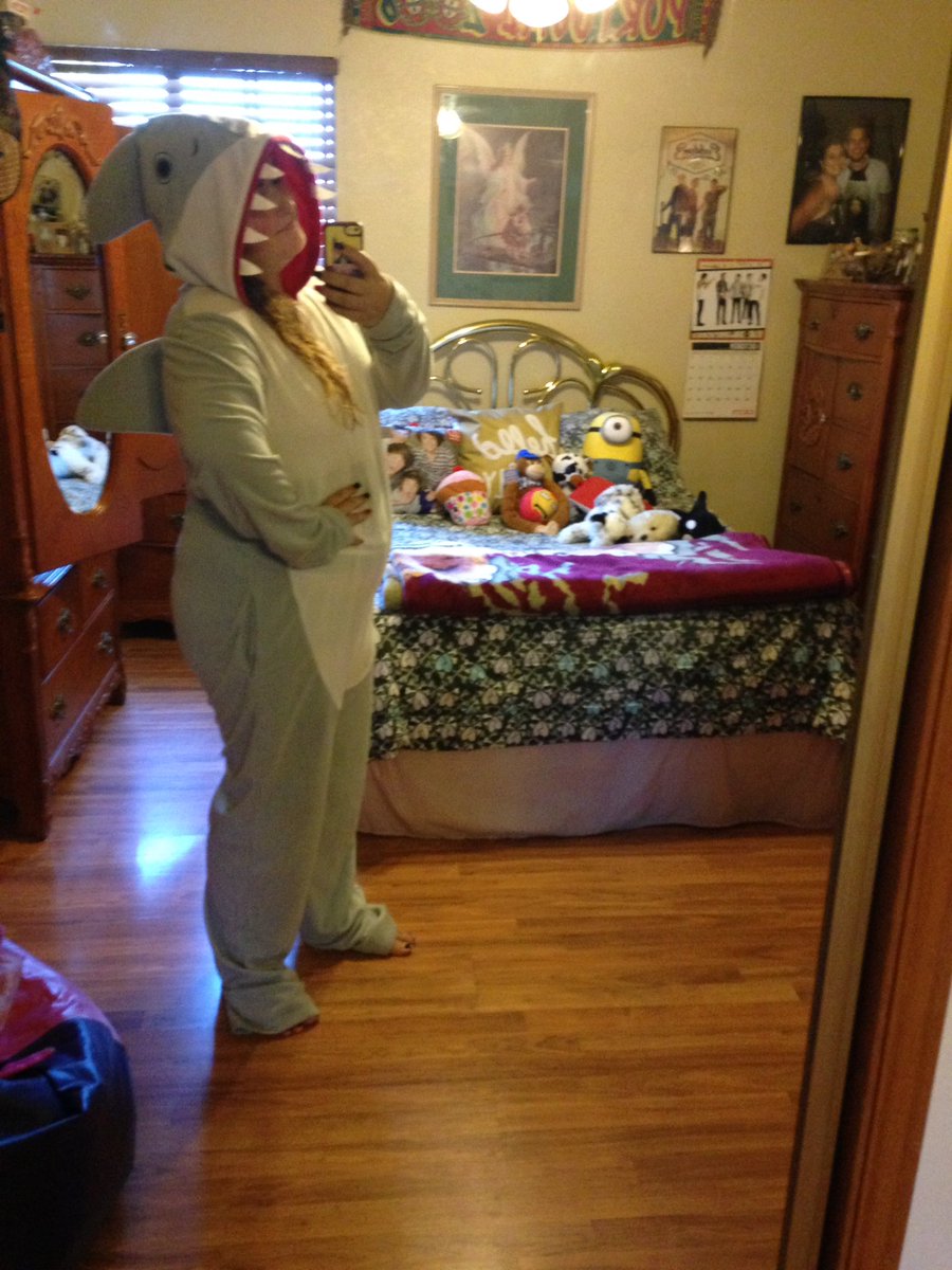 KoKoMo_NiKoLe's tweet photo. Shark week Ooohh ahh ahh #nemoreference @ItsBrityBitch22 @Lin_Manuel https://t.co/U01cHSMavu