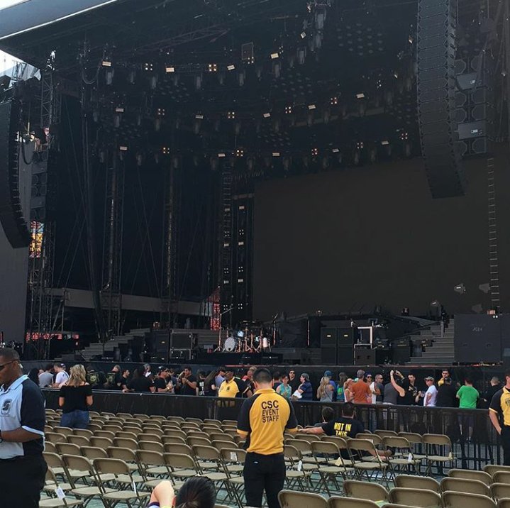 Four hours to start GN'R's show! People are already waiting at the Fedex Field in Washington DC. #GnFnR ©ebrookec