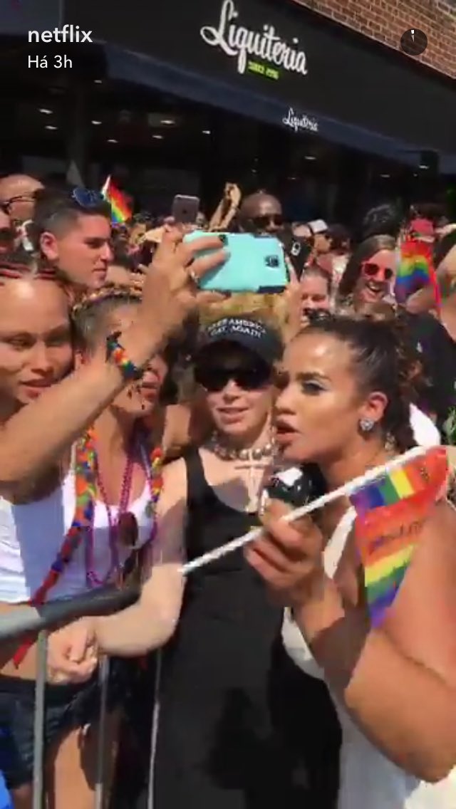 BRNatashaLyonne's tweet photo. 📸: Natasha atendendo fãs durante a #NYCPrideParade hoje <3
(Netflix via Snapchat) https://t.co/H2pYmwKzbB