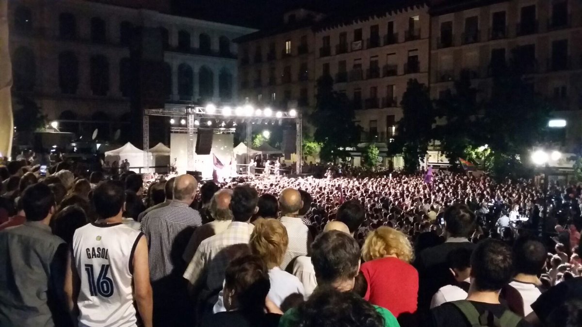 ExpositoCOPE's tweet photo. Fiesta de Podemos. Hay la mitad de gente que el 20-D. Gritan "el pueblo unido jamás será vencido".
#26JCOPE https://t.co/vIZAmU59WW