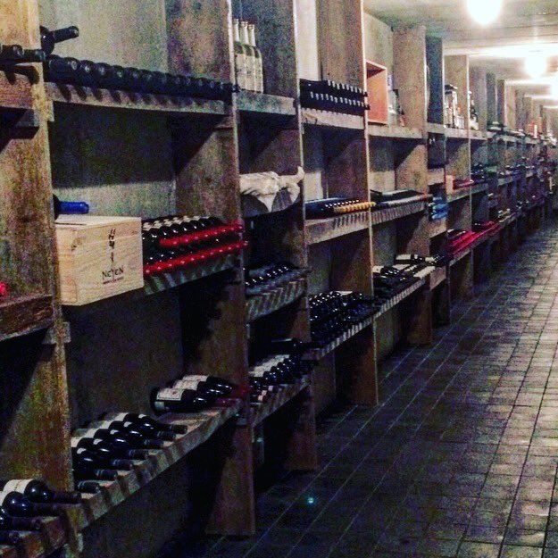 Valedm87's tweet photo. Ma un po' di #vino per cena c'è in questa #CountryHouse?!😱
#AmericanWineCellar https://t.co/DVc7EIhW6F
