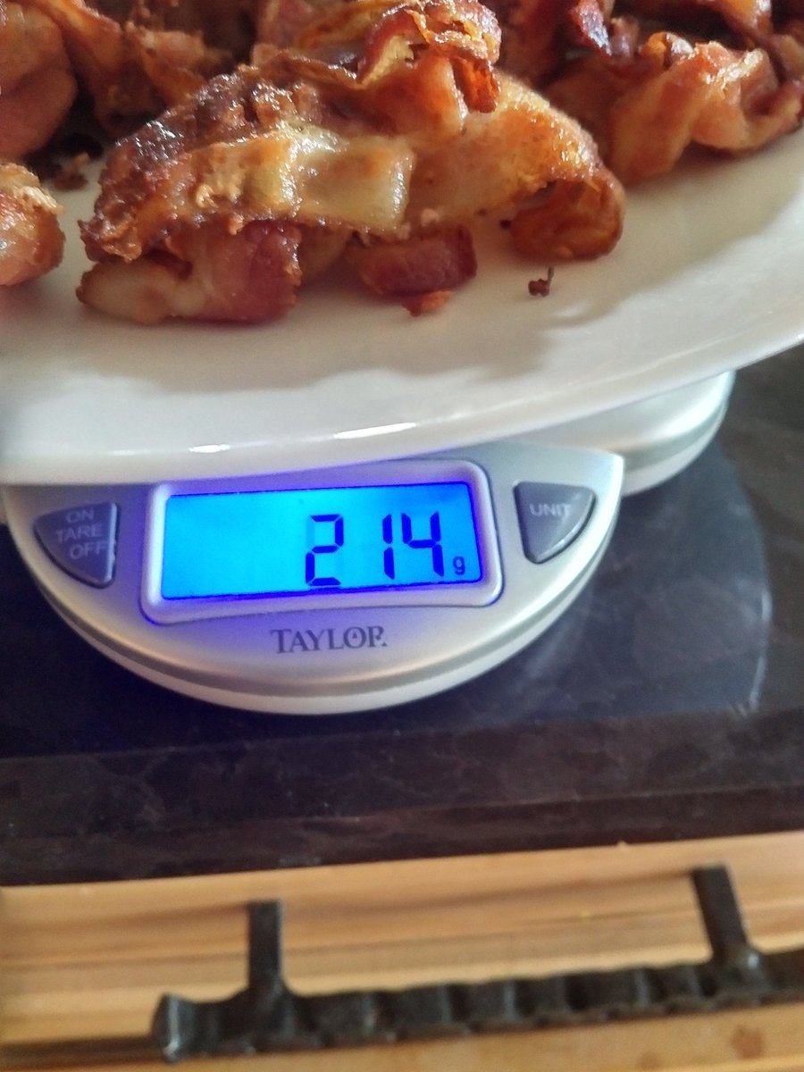 Shawridgefarm's tweet photo. I volunteered (got told) to make supper.  Cooked 2 lbs of bacon. Uncooked=748 gms Cooked=214 gms. SMH #baconmagic https://t.co/X7PQeGvTuK