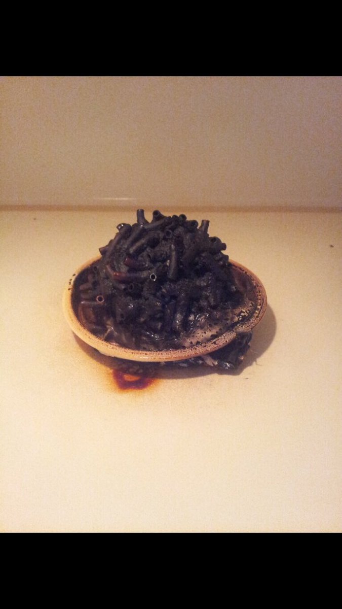 Ash_Williams96's tweet photo. @lizzydaviss for those of u who dont know one time Liz made easy mac at my house before prom &amp; forgot 2 put water in https://t.co/TIqUhTyPxg