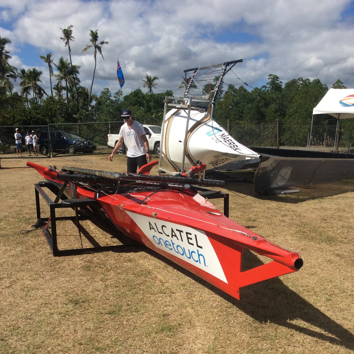 18skiff's tweet photo. Welcome to Fiji @alcatelmobileAU and the @SSFCRABBITOHS #fijifizzfestival #markfoy #18footers https://t.co/ViWzX12hRR