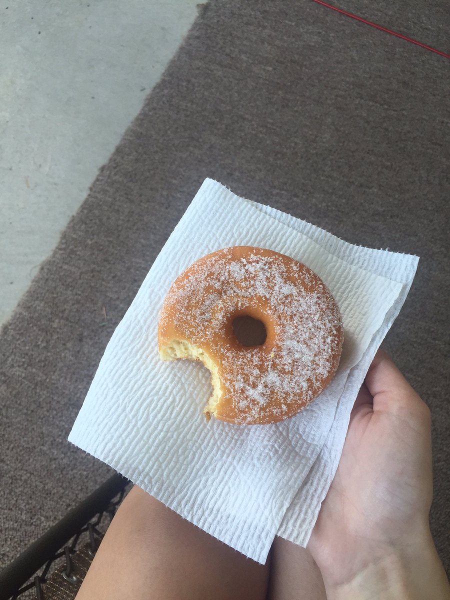 sar_oxox's tweet photo. thanks for the donut tho 🤗🤗🤗 https://t.co/YI7PuzG5th