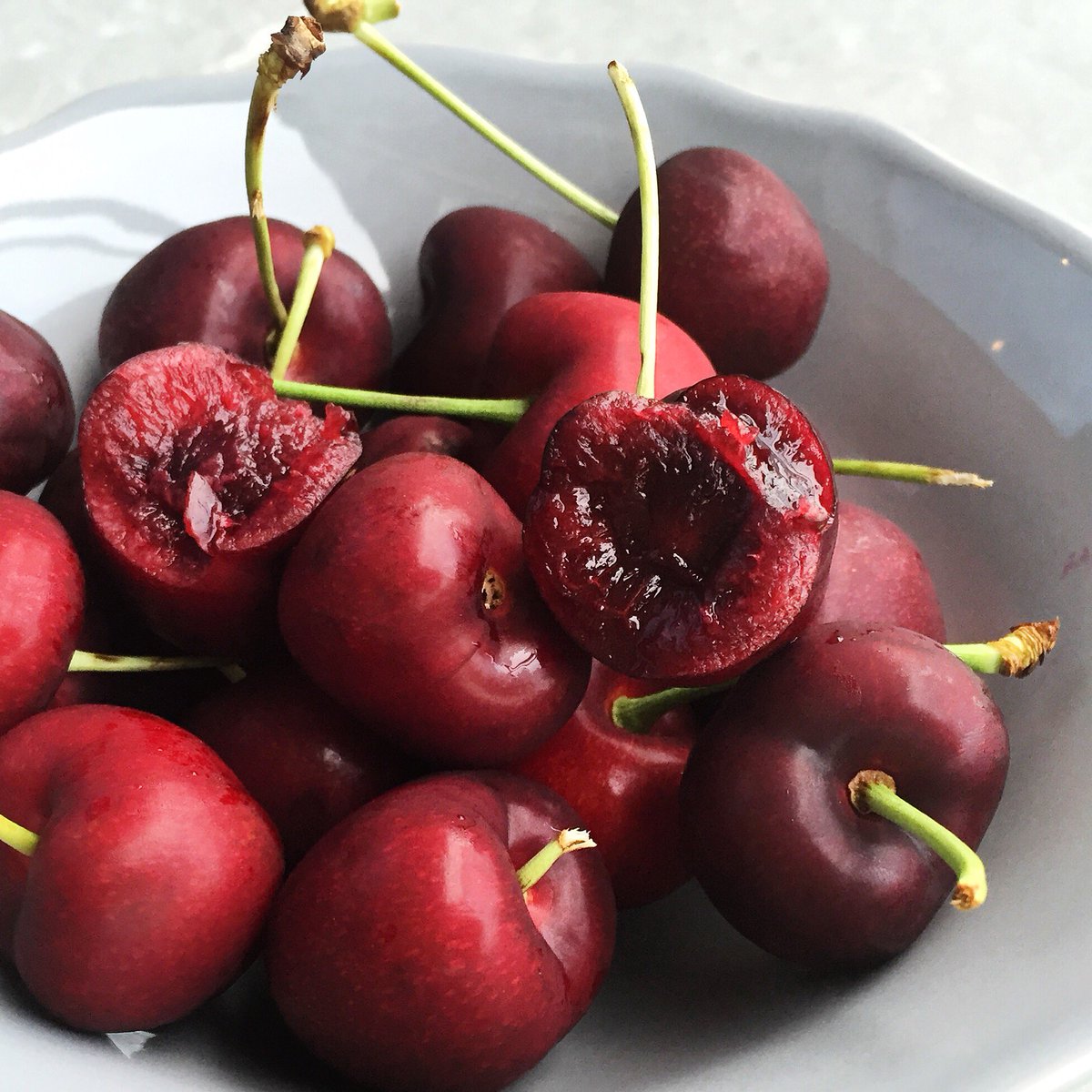 MyKitchenDirt's tweet photo. #sundaysnack 🍒 #cherry #cherryseason #healthyeating #naturescandy #foodblogger #torontofoodie #local https://t.co/RPlkpB0z8F