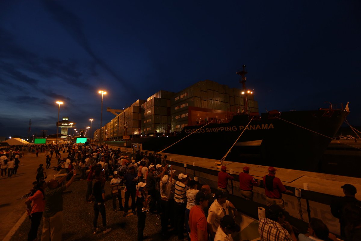 Cae la noche en las esclusas de #Cocolí y el #CoscoShippingPanama entra en la cámara baja del #CanalAmpliado
