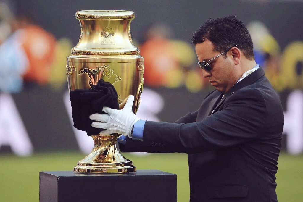 mx_notifut's tweet photo. Listo el trofeo de la #CopaAmerica, ¿quién se lo llevará a casa?
RT: Argentina
MG: Chile https://t.co/hYcXS5eExk