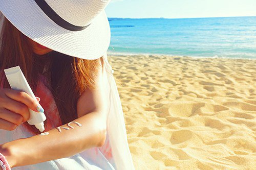 Girly Drop オシャレな無料画像 炎天下のビーチで日焼け止めを塗る女の子 T Co Njw2ekjxqr コスメ ビーチ 夏 女性女の子 梅 オシャレなフリー写真素材