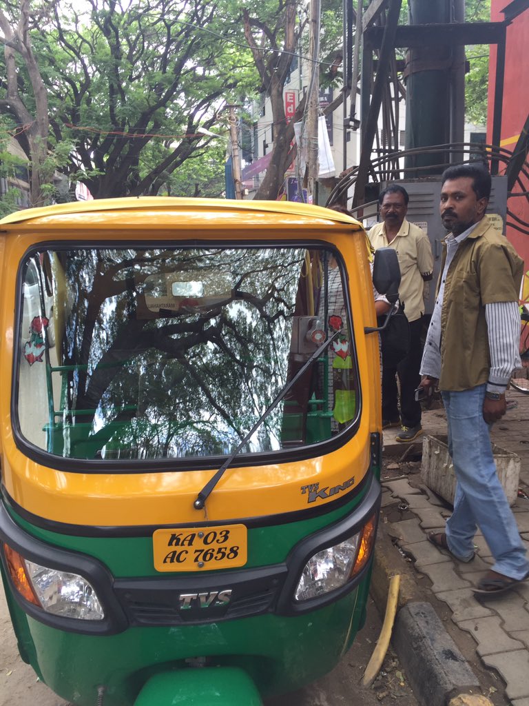 flyingpix's tweet image. @blrcitytraffic these kind of auto drivers are threat to city! #RashDrive #womenAbusers!