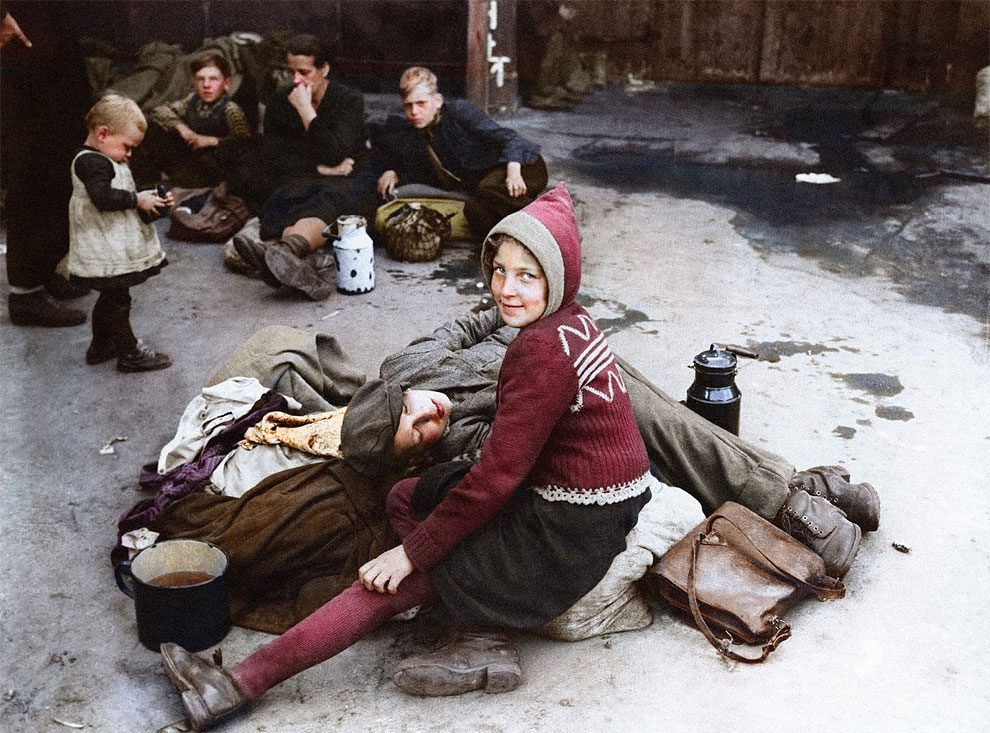 IsabelKendall2's tweet photo. Fascinating Colorized Photos Of Refugees During World War II

https://t.co/2I7EgnSERM https://t.co/Tx1DCTKgui