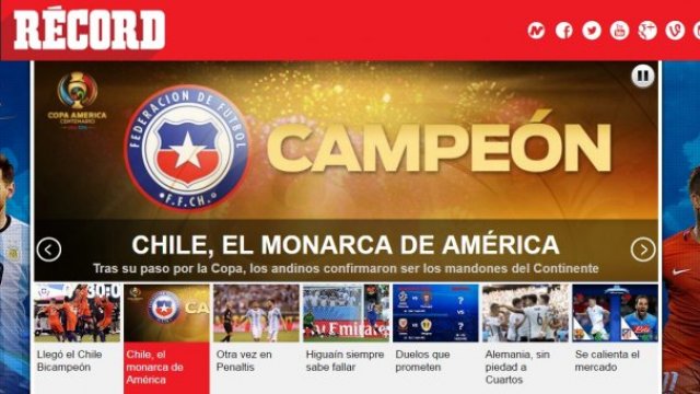 Cooperativa's tweet photo. [Fotos] Prensa internacional alabó a Chile bicampeón: "El monarca de América" https://t.co/OOVCGpoXhM https://t.co/yN3waeXAbv