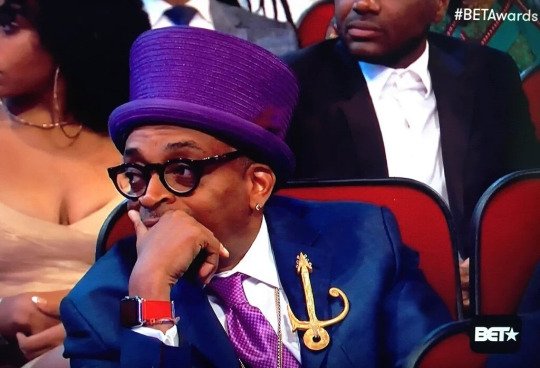 AkanButNoJeezyy's tweet photo. Spike Lee look like he about to drop the Hottest Candy Bar of 2016. https://t.co/pSOJvucPlQ