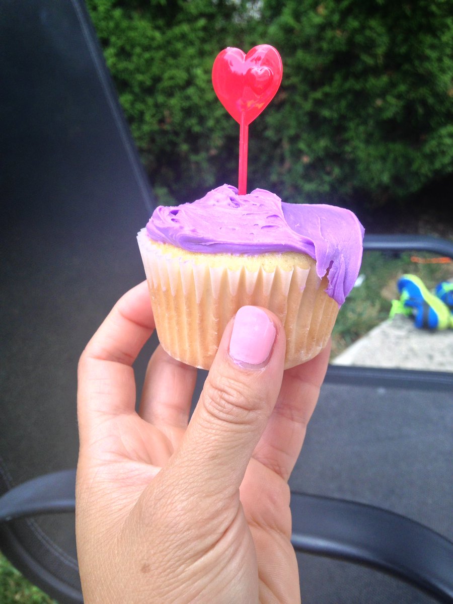 Look at this lovely cupcake! Happy Birthday to my niece Madison!😍💋❤️