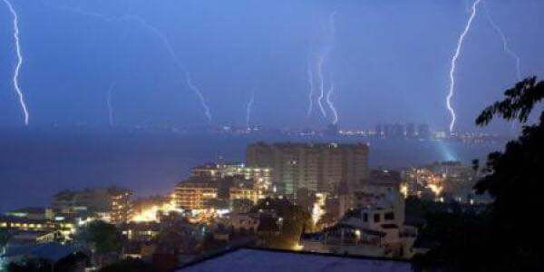 LaDulceGroup's tweet photo. Todo un espectáculo la tormenta de hoy en #PuertoVallarta Jalisco https://t.co/rXdMdWlF8O