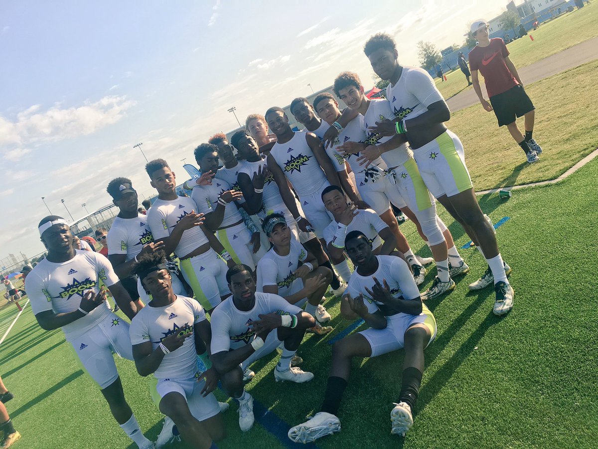derriclee22's tweet photo. 2016 IMG NATIONAL CHAMPIONS‼️Love all my brothers‼️#RomanTOUGH #WeFromChicago #BoomSunday✳️✳️ https://t.co/7XwKPCFAsY