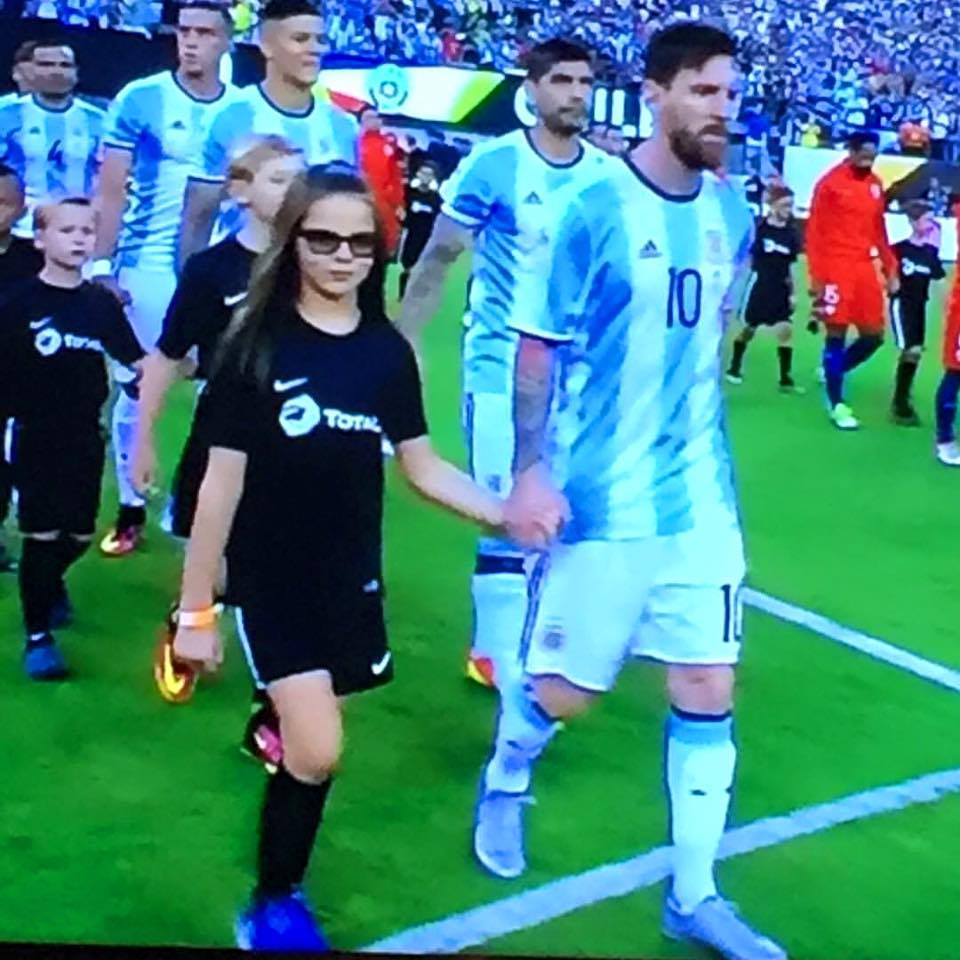 marceloclaure's tweet photo. My beautiful daughter Siena walking into the field holding Messi's hand. #CopaAmerica... https://t.co/wlunX56eU7 https://t.co/fJjcCHLcak