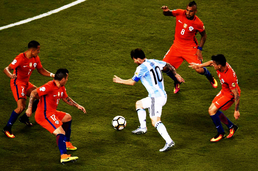 InvictosSomos's tweet photo. El resumen del juego de Messi. Brutal presión de Chile. Y Lio tiene que buscar la individual porque no tiene socios. https://t.co/ZbcQZhPe7N