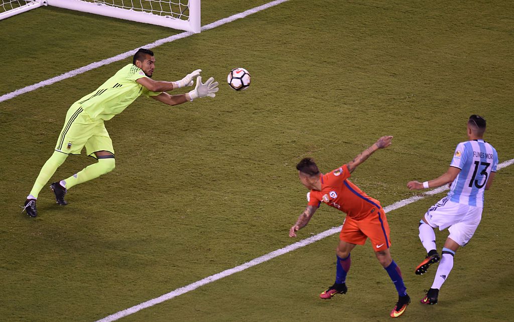 CNNEE's tweet photo. A penaltis, otra vez: Argentina 0-0 Chile https://t.co/nWnJdcObou #CopaCNN https://t.co/JVq8hIUF1O