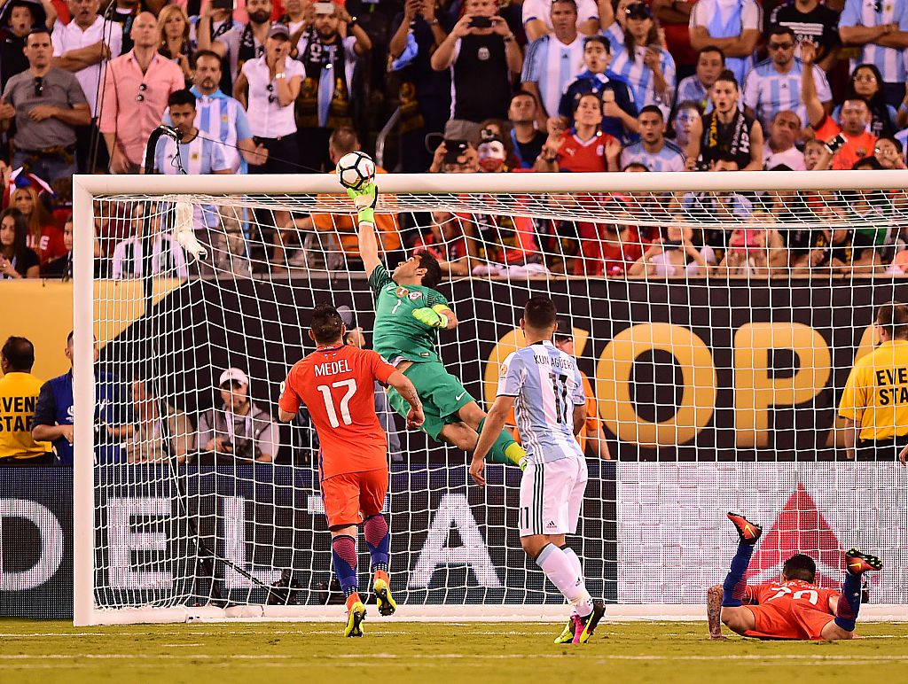 CNNEE's tweet photo. A penaltis, otra vez: Argentina 0-0 Chile https://t.co/nWnJdcObou #CopaCNN https://t.co/JVq8hIUF1O