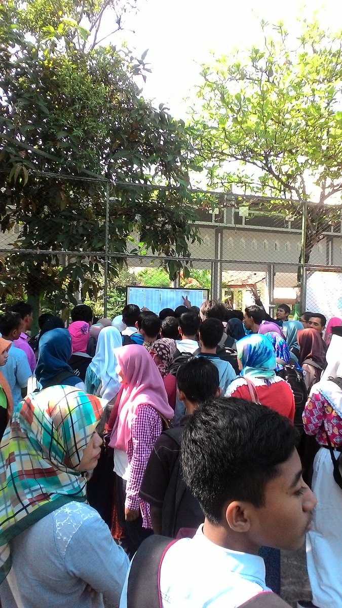 Smada_Lamongan's tweet photo. Suasana pengumuman PPDB 2016/2017 sma n 2 lamongan https://t.co/4d9wltIgKR