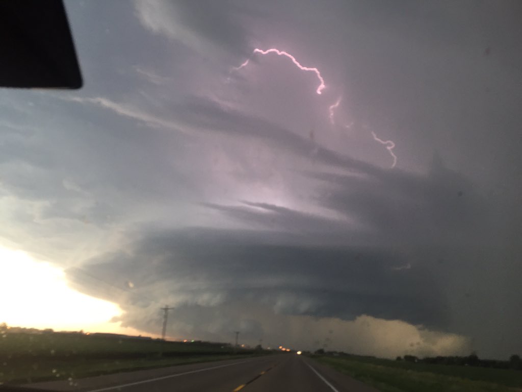 Keri_Fish's tweet photo. Just east of Hershey about 9:15 this evening. Spectacular sight! @KNOPTV https://t.co/szug7KeEGO