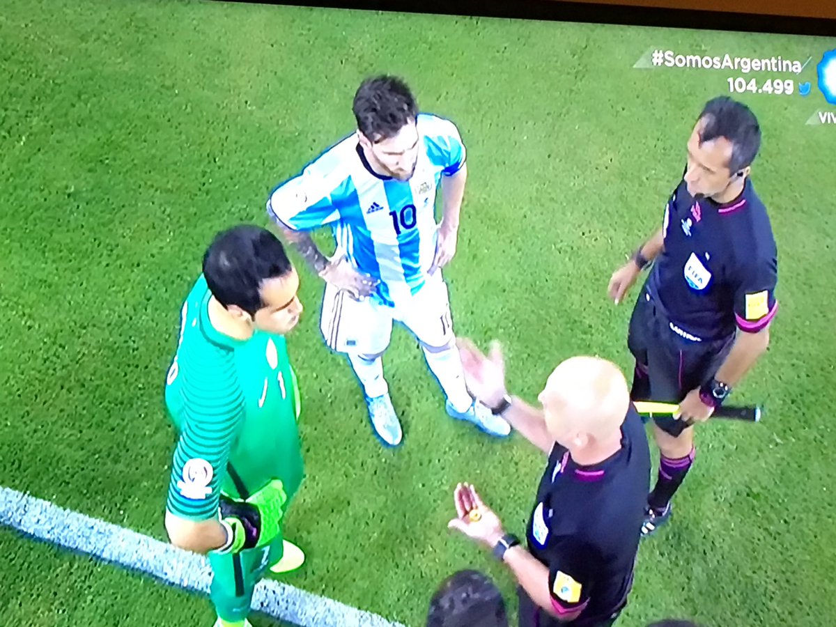 Floxie10's tweet photo. Ay diosito porque nos haces esto???? #penates #CopaAmerica #ARGvCHI https://t.co/NBYyp7lz9x
